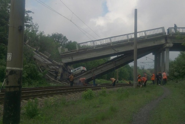 Сложился пополам: террористы взорвали мост на трассе под Луганском