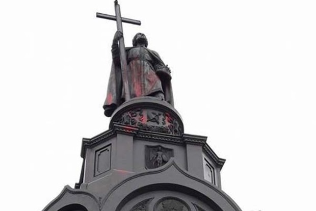 В Киеве вандалы облили краской памятник князю Владимиру
