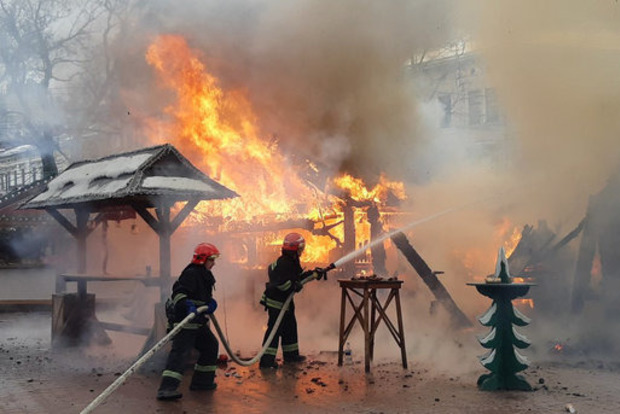 Пожежа на різдвяному ярмарку у Львові. Відео моменту вибуху