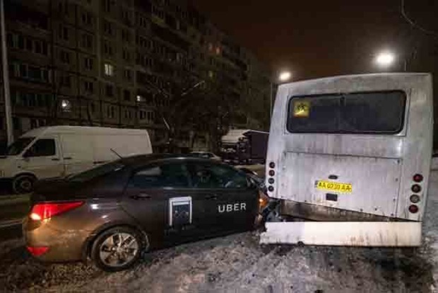 У Києві таксист Uber протаранив маршрутку