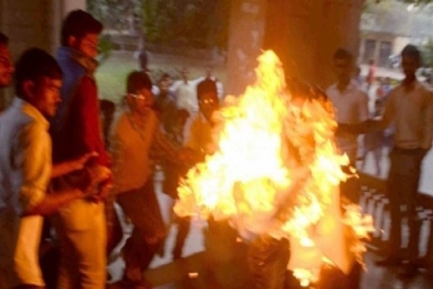 В Індії жінка, яка звинуватила депутата в згвалтуванні, підпалила себе біля будівлі Верховного суду. Через тиждень вона померла