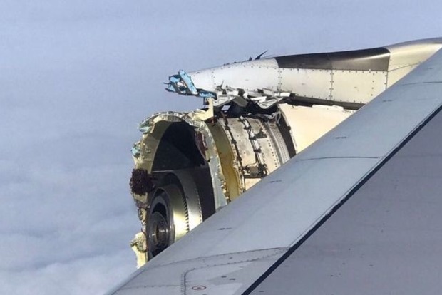 У самолета A380 с 500 пассажирами на борту в воздухе развалился двигатель