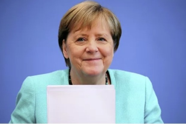 Меркель перед візитом в Україну відвідає Росію