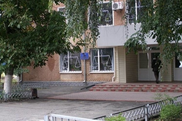 Пытался спасти: в Николаевской области мужчина сломал жене семь ребер и добил током 