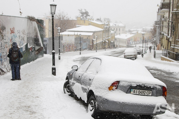 Киевлян просят не пользоваться личными авто во время снегопадов