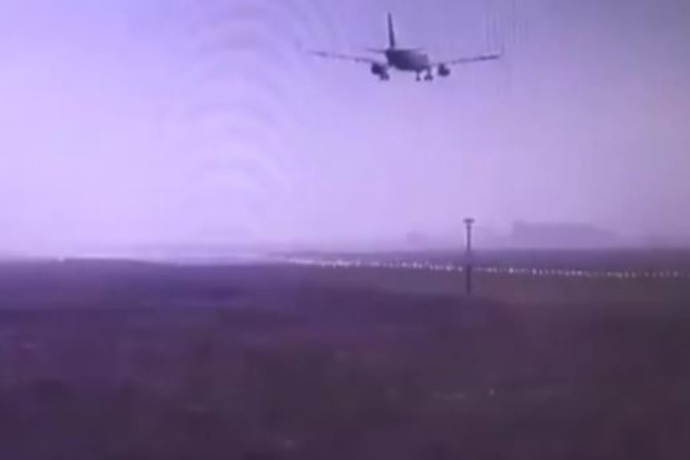 У Казахстані вітром здуло літак. Відео