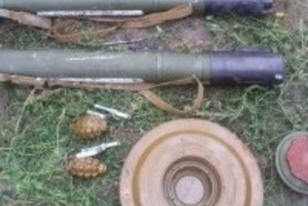 На Луганщині знайдено схованку з гранатометами