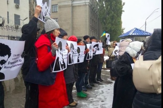 Під посольством РФ у Києві активісти влаштували «театр абсурду»