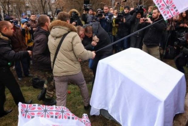 В Одессе подрались активисты «Свободы» и «Батькивщины» во время митинга памяти Небесной Сотни