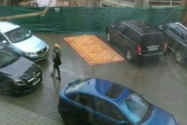 Водій-Аладдін, який паркується на килимі, помічений у Мінську