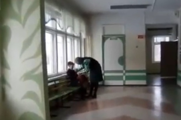Била и таскала по полу. В РФ новый скандал с учительницей