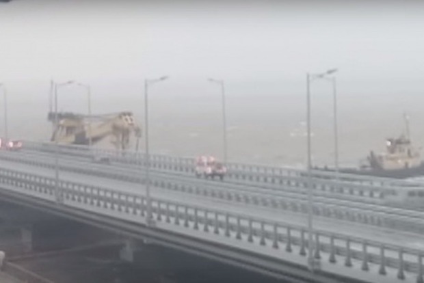 Плавкран протаранил Крымский мост. Появилось новое видео