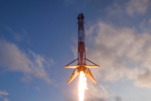 Опубликовано видео посадки ракеты Falcon 9 на плавучую платформу