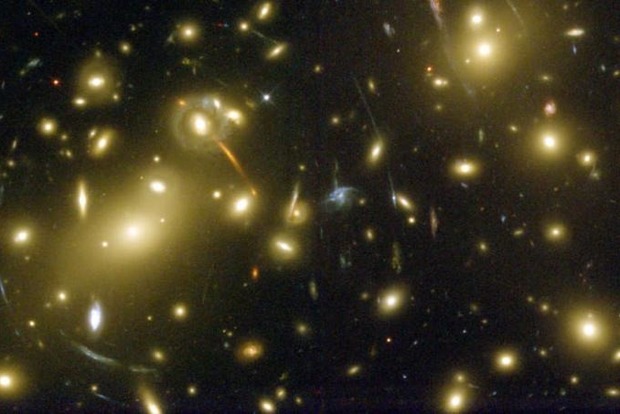 Неймовірно: Астрономи показали незвичайний знімок скупчення галактик в Райському Птаху