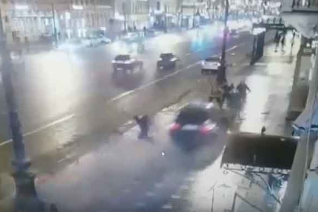 В Петербурге BMW сбил людей на тротуаре. Погибли американец и москвичка