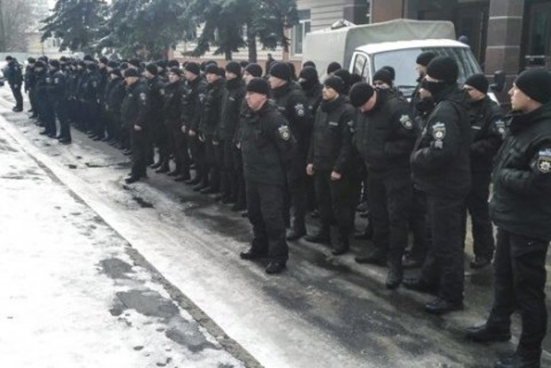 Полицейские устроили молчаливый протест возле Шевченковского суда