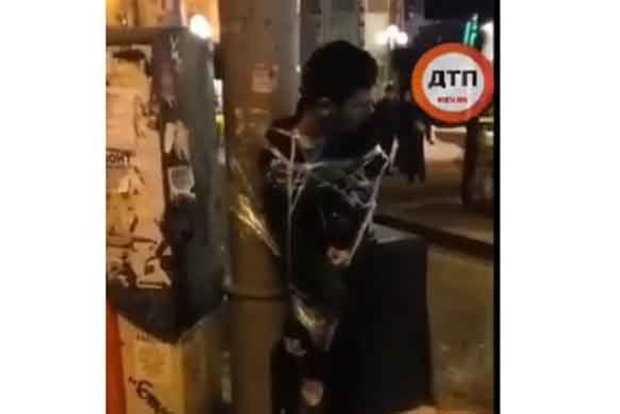 Відео дня: Наркоторговця примотали скотчем до стовпа в центрі Києва