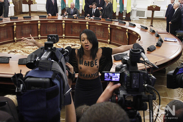 Femen рассказали, зачем показали голую грудь Порошенко и Лукашенко