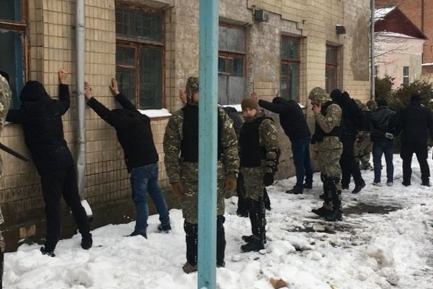 20 вооруженных рейдеров напали на предприятие в Винницкой области