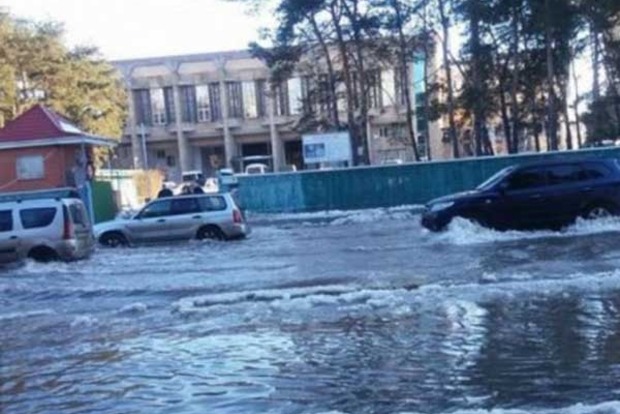 В Киеве вся улица ушла под воду