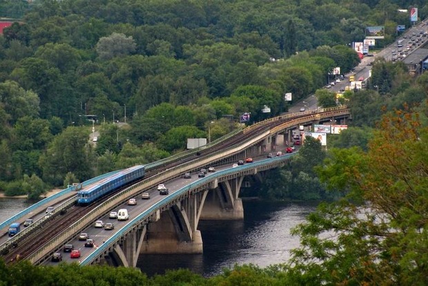 У Києві до 30 квітня обмежать рух по мосту Метро