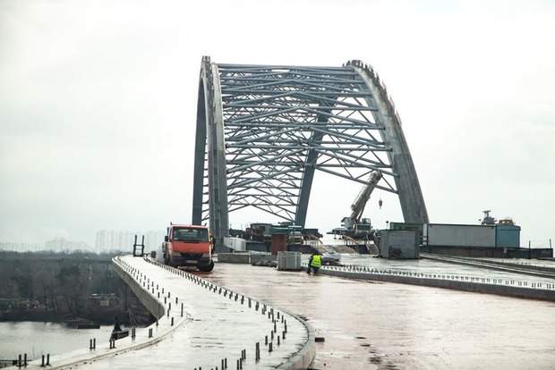 В Киеве ураган завалил конструкции Подольского моста