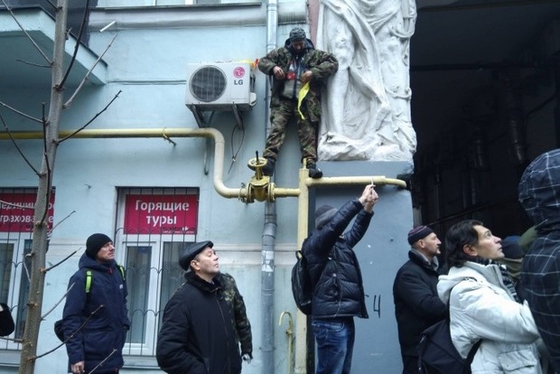 Мужчина угрожал самосожжением‍ под домом Саакашвили