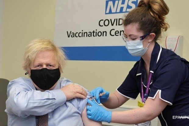 Прем'єр Великобританії прищепився вакциною AstraZeneca на тлі скандалів з її застосуванням
