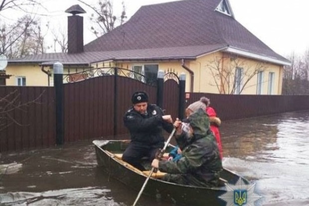 Талая вода полностью затопила город в Сумской области