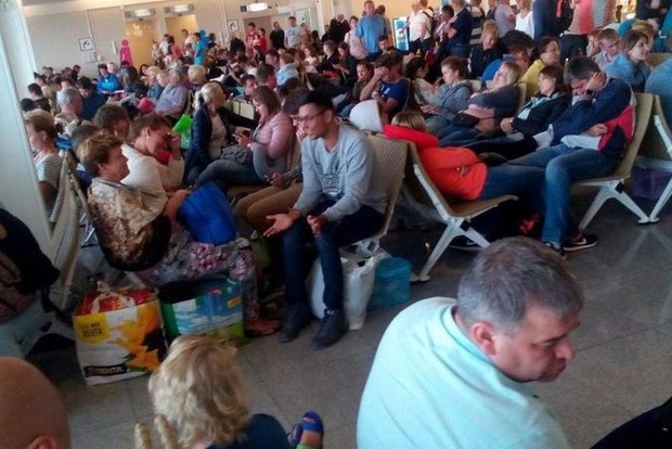 Культура превыше всего: Российские туристы устроили давку в аэропорту Пхукета
