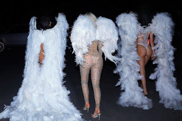 Дивы Кардашьян потрясли образами ангелов Victoria’s Secret на Хеллоуин