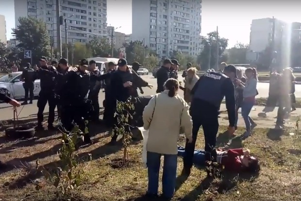 Герої дня: поліція побила і застосувала газ проти жінок біля скандального будівництва АЗС у Києві