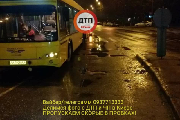 Автобус сбил пенсионерку на зебре в Киеве