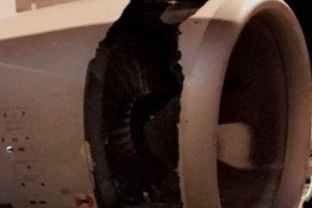 В Сиднее самолет совершил аварийную посадку из-за огромной дыры в двигателе. Обвиняют Rolls-Royce