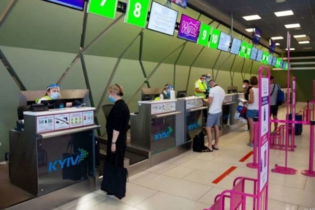 В киевском аэропорту имени Сикорского задержали туристов с поддельными COVID сертификатами. Им грозит срок