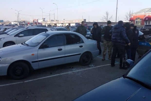 У Харкові люди в масках напали на військовий автомобіль і викрали службову документацію