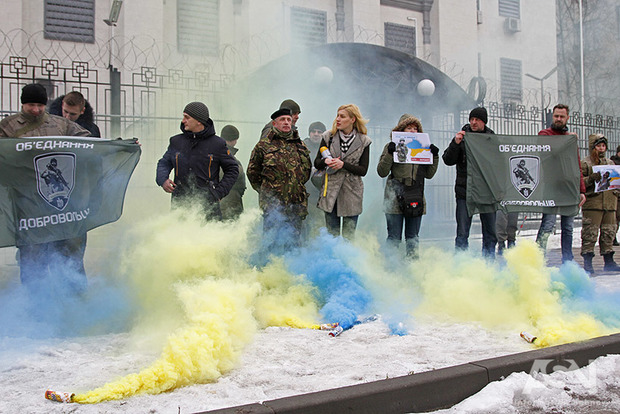 Под посольством России добровольцы напомнили, что Крым - это Украина
