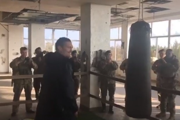Боксер Усик устроил спарринг для военных АТО в Марьинке