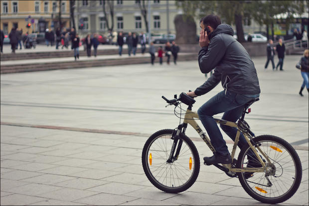 В Нидерландах  решили ограничить использование мобильных телефонов во время езды на велосипеде