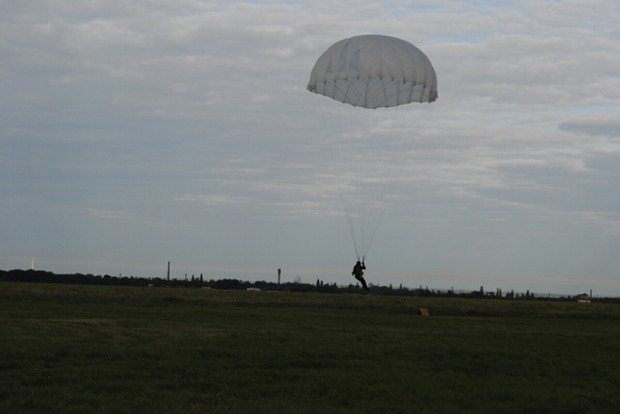 Курсанты Нацгвардии совершили первые прыжки с парашютом (фото)