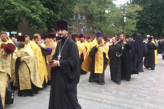 На Володимирській гірці Києва зібралися тисячі вірян