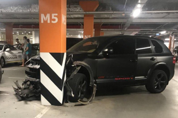 У Києві футболіст на Porsche розбив кілька авто. З'явилися фото