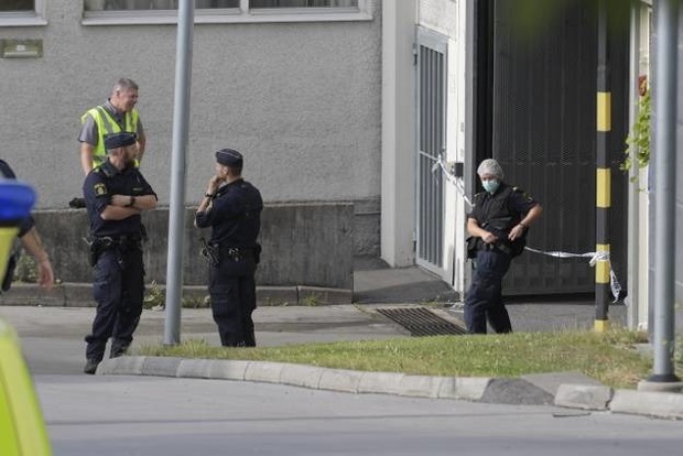 В Стокгольме мужчина в маске открыл стрельбу по людям