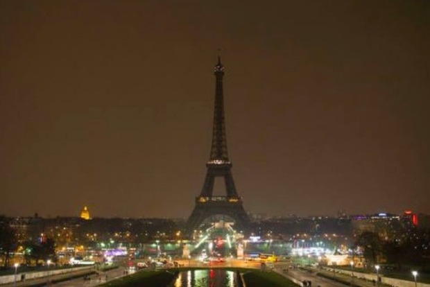 На Эйфелевой башне погасили огни в память жертв теракта в Лондоне‍