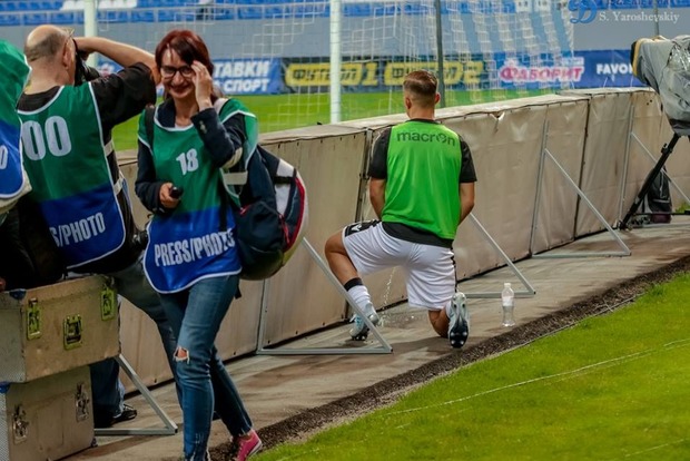 Греческий футболист в ходе матча Лиги Европы в Киеве сходил в туалет прямо на поле