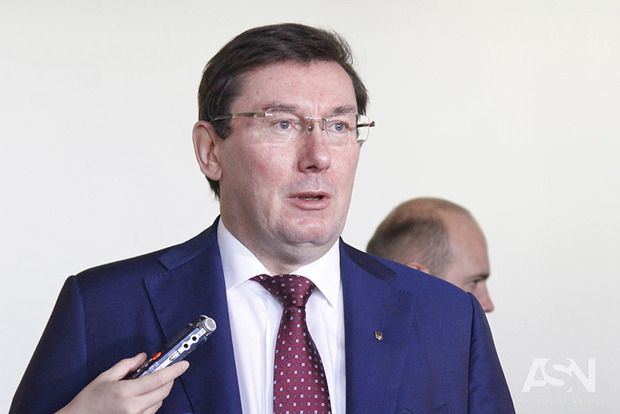 Луценко: ГПУ не может гарантировать, что 5 депутатов не покинут Украину