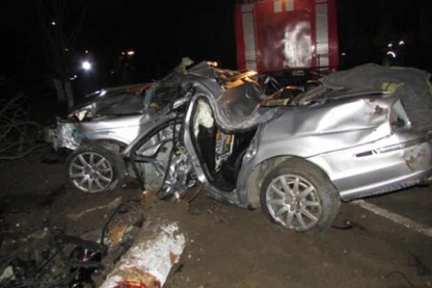 В Новой Каховке машина влетела в столб, погибли три человека