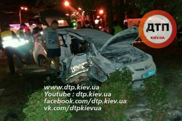 В Киеве внедорожник протаранил полицейский автомобиль, есть пострадавшие (фото)