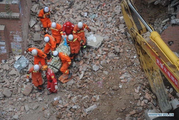 При обрушении дома в Китае погибли десять человек