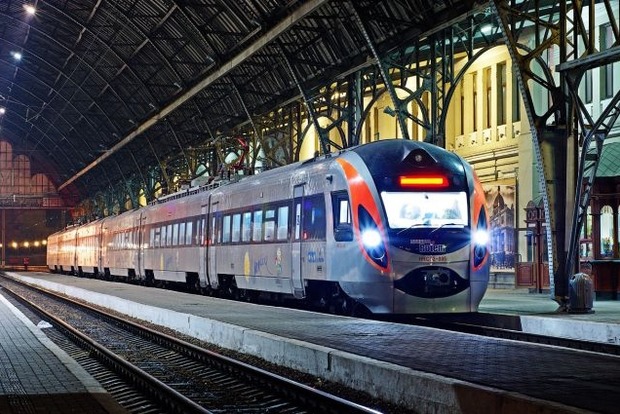 Сегодня поезда будут гудеть в поддержку Савченко